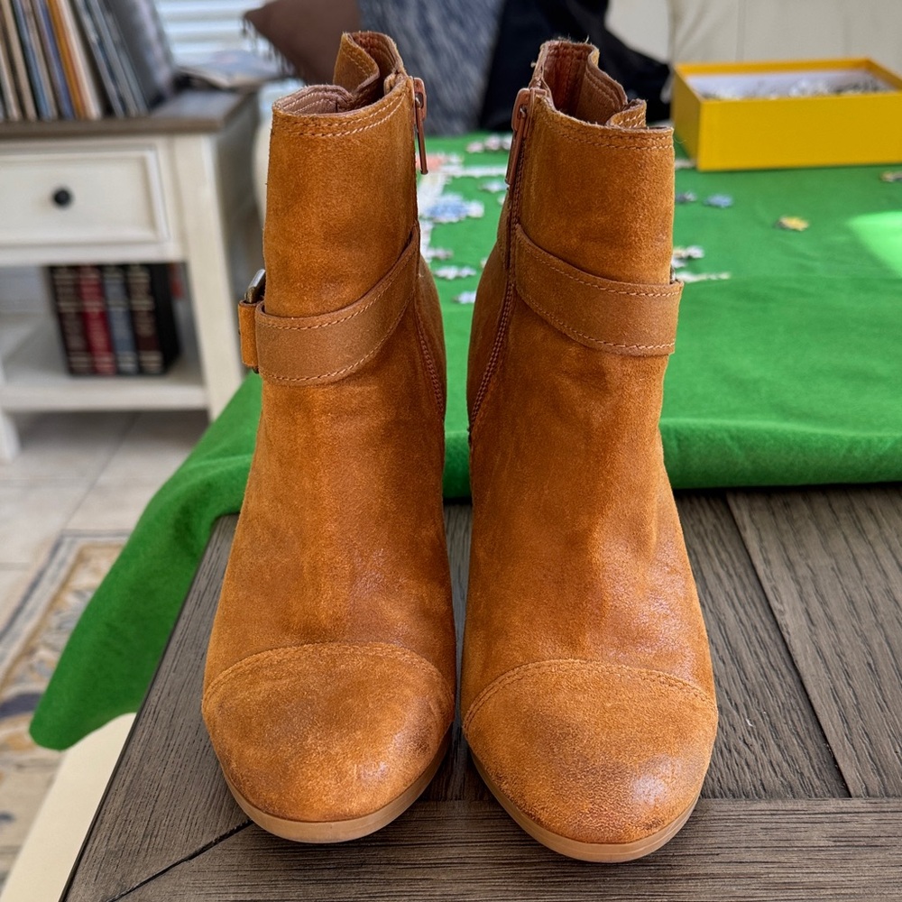 Lucky Brand rust colored suede ankle boots, size 7 w/4” heel. EUC.